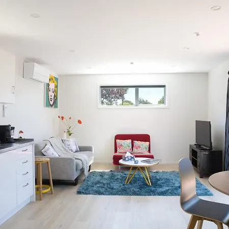 Classy Modern Unit Close To Airport, Shops And Bus